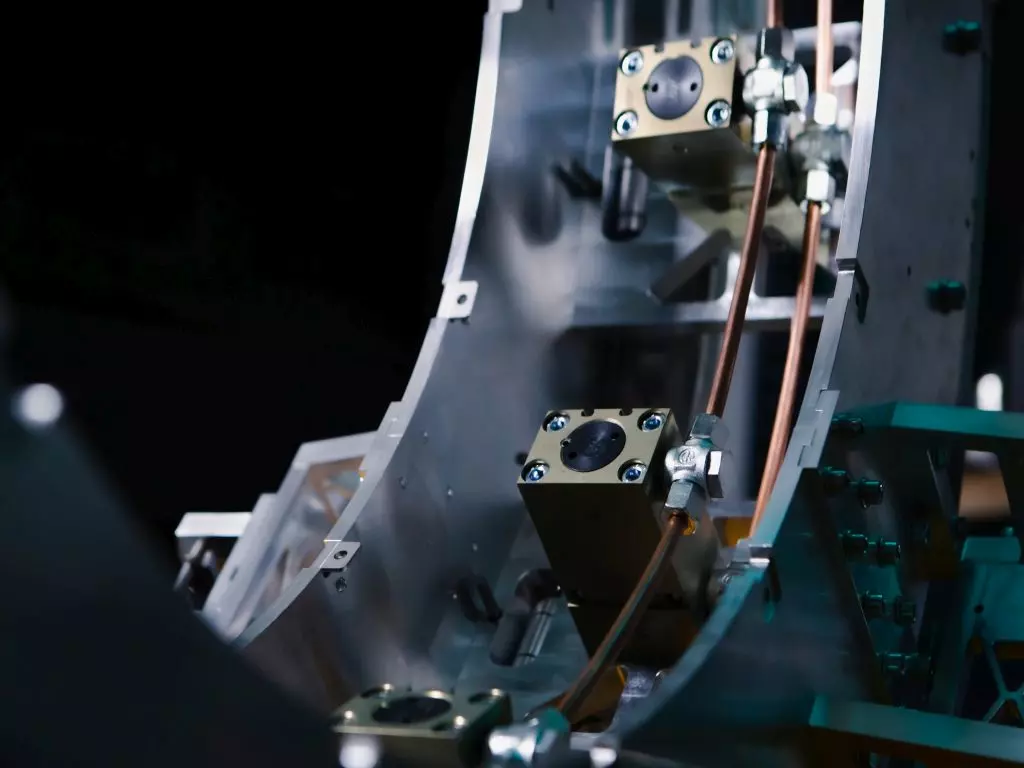 Bloki dysz z przyłączami i miedziane orurowanie prowadzone po łuku pierścienia